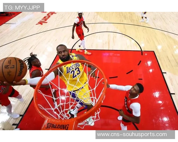 热火与湖人激战正酣双方球员表现精彩引发球迷热议